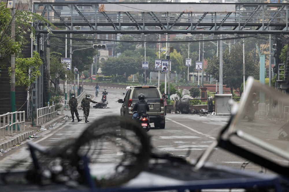 <p>"Danas je mirno, vojska je svuda na ulicama", rekao je za Frans pres vojnik koji patrolira pored blokade</p>