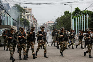 Nepalska vojska na ulicama Katmandua: Spaljena vozila, dim izlazi...