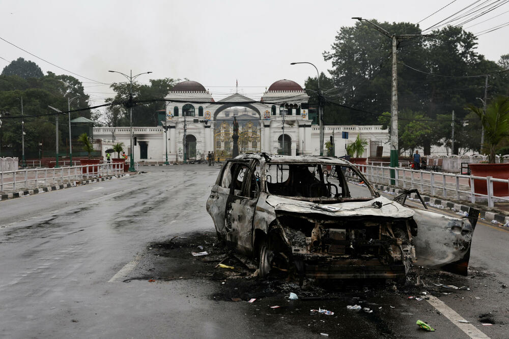 <p>"Danas je mirno, vojska je svuda na ulicama", rekao je za Frans pres vojnik koji patrolira pored blokade</p>