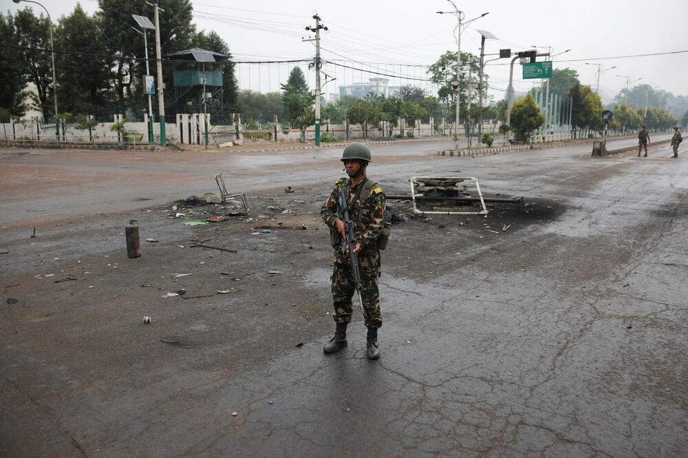 <p>"Danas je mirno, vojska je svuda na ulicama", rekao je za Frans pres vojnik koji patrolira pored blokade</p>