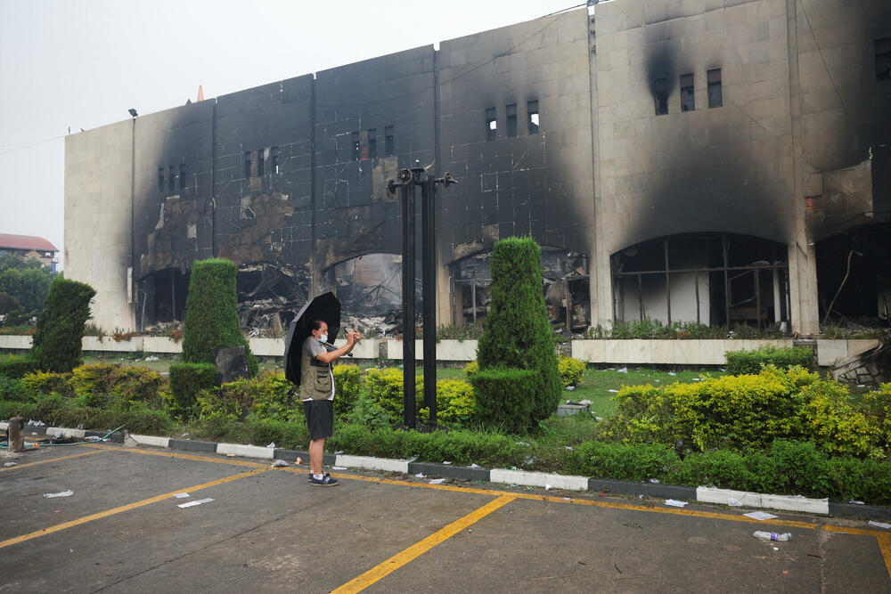 <p>"Danas je mirno, vojska je svuda na ulicama", rekao je za Frans pres vojnik koji patrolira pored blokade</p>