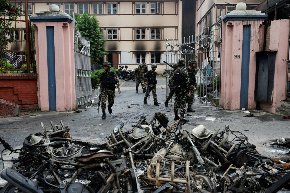 <p>"Danas je mirno, vojska je svuda na ulicama", rekao je za Frans pres vojnik koji patrolira pored blokade</p>