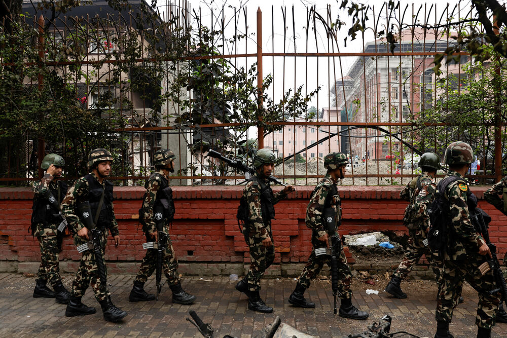 <p>"Danas je mirno, vojska je svuda na ulicama", rekao je za Frans pres vojnik koji patrolira pored blokade</p>