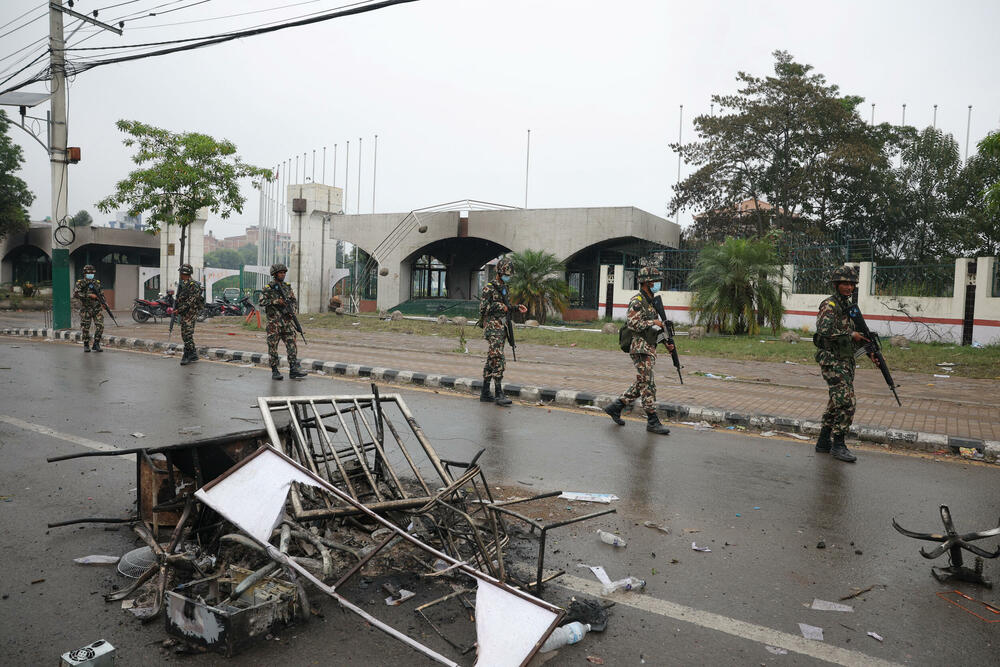 <p>"Danas je mirno, vojska je svuda na ulicama", rekao je za Frans pres vojnik koji patrolira pored blokade</p>