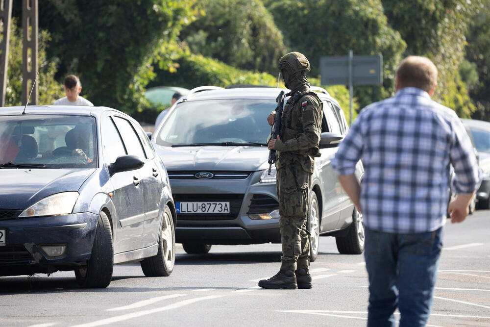 <p>Premijer Donald Tusk izjavio je da operacije i dalje traju i da je u "stalnom kontaktu" sa generalnim sekretarom NATO-a Markom Ruteom</p>  <p>Tusk je sazvao hitnu sjednicu Savjeta ministara za osam sati ujutro, saopštio je portparol vlade</p>