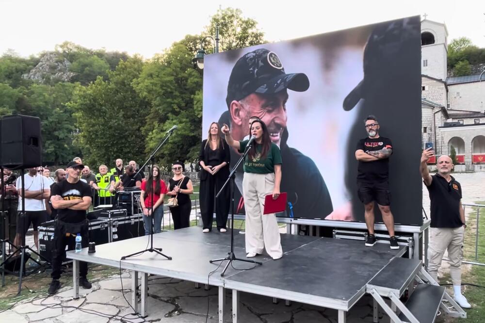 Detalj s protesta na Cetinju uz sliku Kaluđerovića na video-bimu, Foto: Printscreen/YouTube
