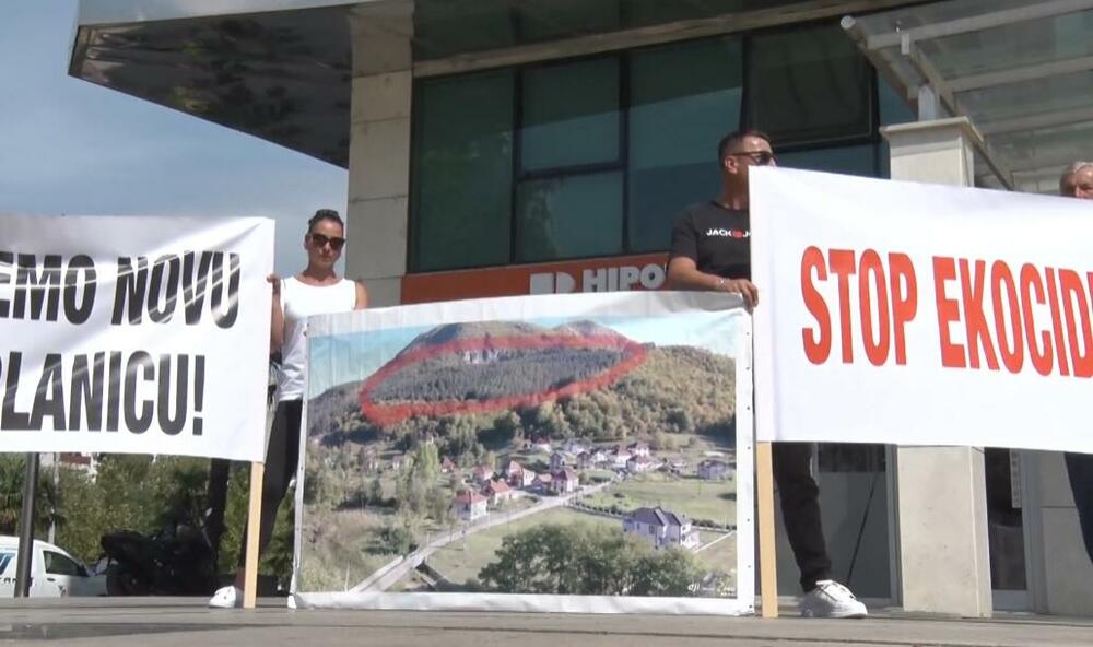 Protest mještana bjelopoljskih sela ispred Ustavnog suda zbog...