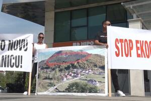 Protest mještana bjelopoljskih sela ispred Ustavnog suda zbog...