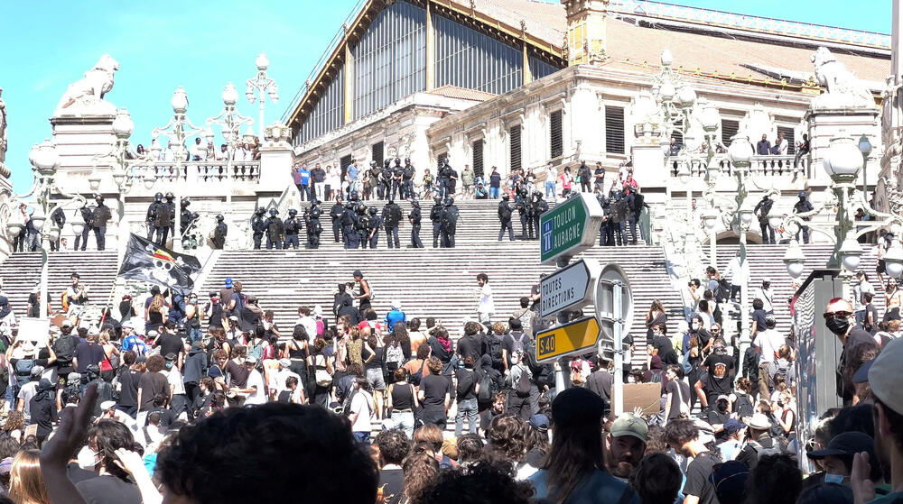 <p>Vlada je saopštila da je policija izvršila 473 hapšenja širom zemlje, uključujući 203 u Parizu, da je bilo 339 pritvorenih, a i da je 13 policajaca lakše povrijeđeno<br /> </p>