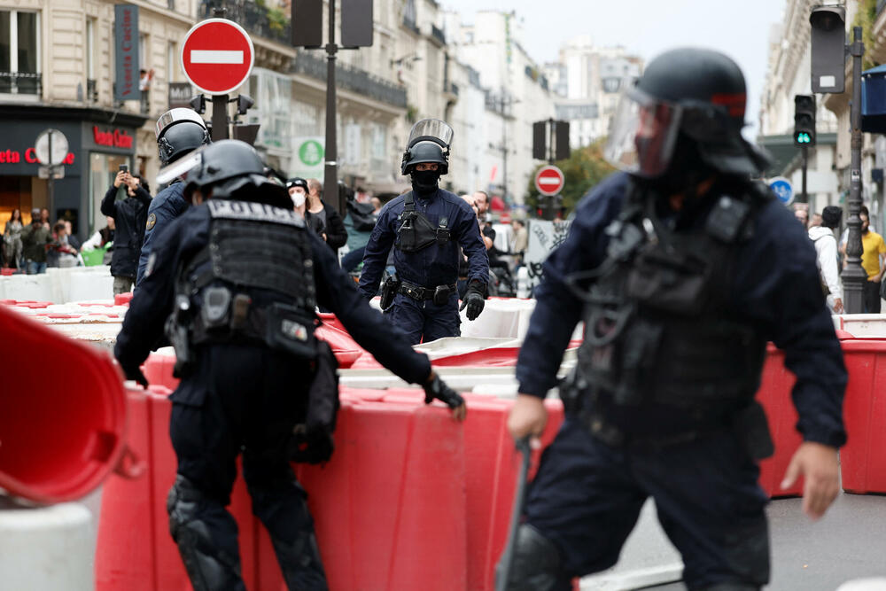 <p>Vlada je saopštila da je policija izvršila 473 hapšenja širom zemlje, uključujući 203 u Parizu, da je bilo 339 pritvorenih, a i da je 13 policajaca lakše povrijeđeno<br /> </p>