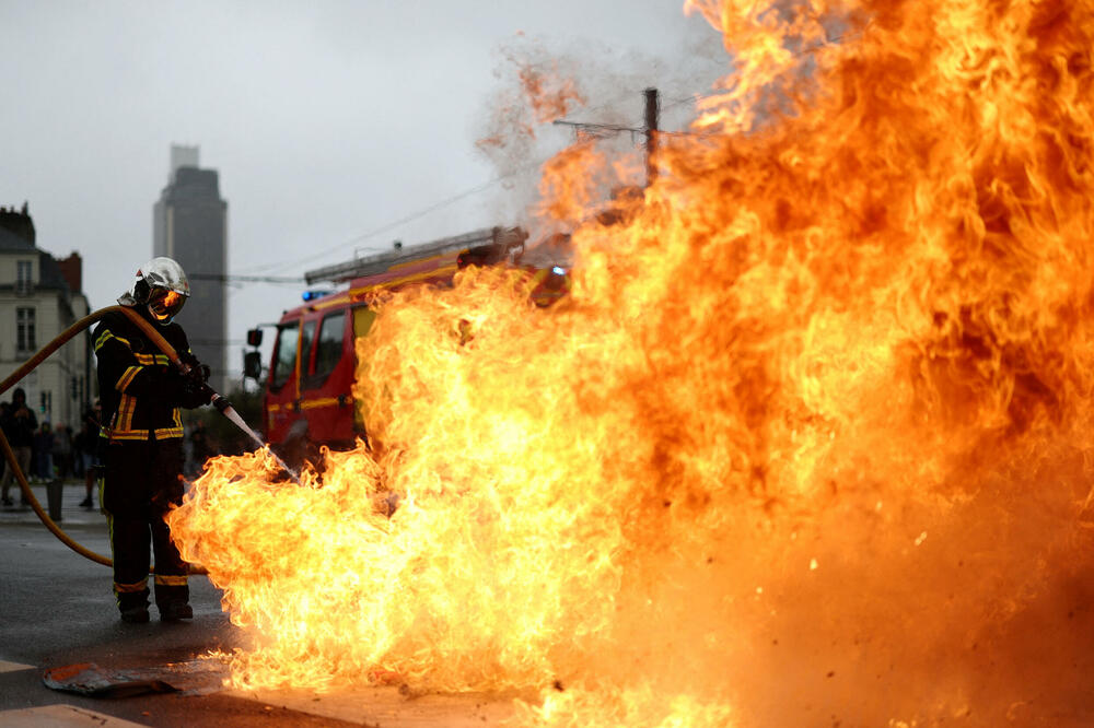 <p>Vlada je saopštila da je policija izvršila 473 hapšenja širom zemlje, uključujući 203 u Parizu, da je bilo 339 pritvorenih, a i da je 13 policajaca lakše povrijeđeno<br /> </p>