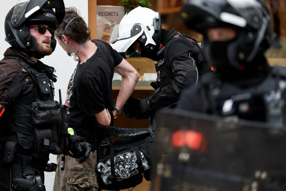 <p>Vlada je saopštila da je policija izvršila 473 hapšenja širom zemlje, uključujući 203 u Parizu, da je bilo 339 pritvorenih, a i da je 13 policajaca lakše povrijeđeno<br /> </p>