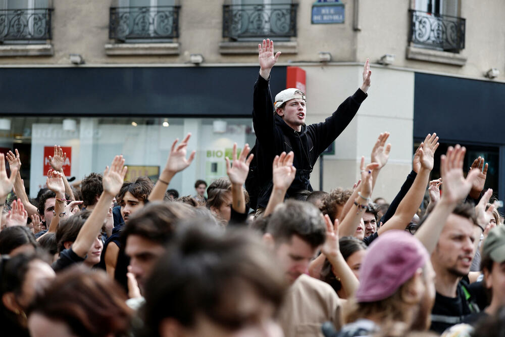 <p>Vlada je saopštila da je policija izvršila 473 hapšenja širom zemlje, uključujući 203 u Parizu, da je bilo 339 pritvorenih, a i da je 13 policajaca lakše povrijeđeno<br /> </p>