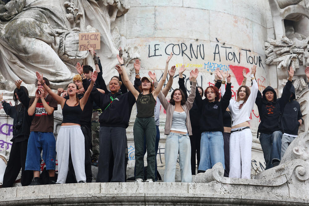 <p>Vlada je saopštila da je policija izvršila 473 hapšenja širom zemlje, uključujući 203 u Parizu, da je bilo 339 pritvorenih, a i da je 13 policajaca lakše povrijeđeno<br /> </p>