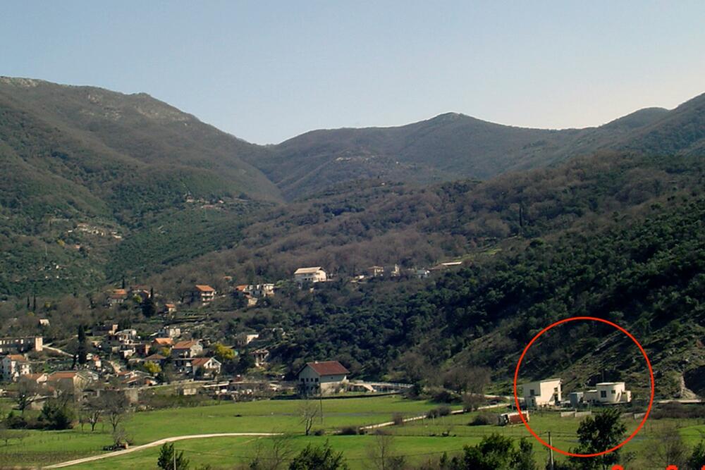 Vodocrpilište Opačica okruženo kućama sa propusnim septičkim jamama