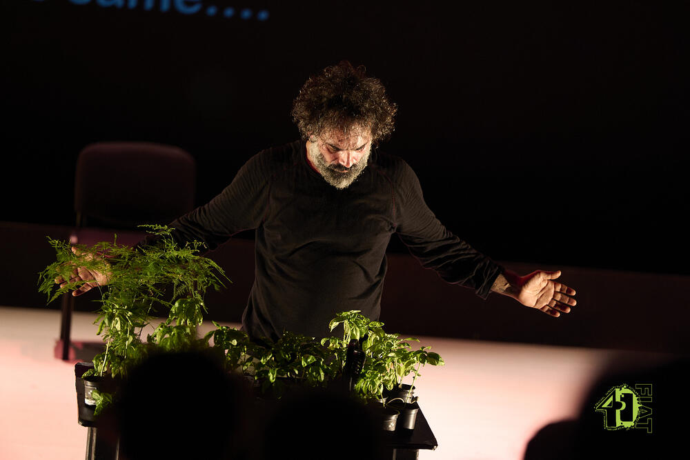 <p>Koreograf i izvođač Omar Rajeh na Festivalu internacionalnog alternativnog teatra FIAT, izveo je intimnu ispovijest, čuvajući je scenskim djelom kao svjedočanstvo istorije i iskustva</p>