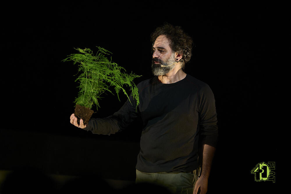 <p>Koreograf i izvođač Omar Rajeh na Festivalu internacionalnog alternativnog teatra FIAT, izveo je intimnu ispovijest, čuvajući je scenskim djelom kao svjedočanstvo istorije i iskustva</p>