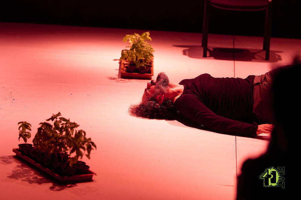 <p>Koreograf i izvođač Omar Rajeh na Festivalu internacionalnog alternativnog teatra FIAT, izveo je intimnu ispovijest, čuvajući je scenskim djelom kao svjedočanstvo istorije i iskustva</p>