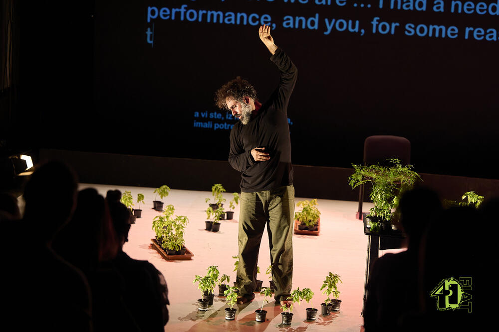 <p>Koreograf i izvođač Omar Rajeh na Festivalu internacionalnog alternativnog teatra FIAT, izveo je intimnu ispovijest, čuvajući je scenskim djelom kao svjedočanstvo istorije i iskustva</p>