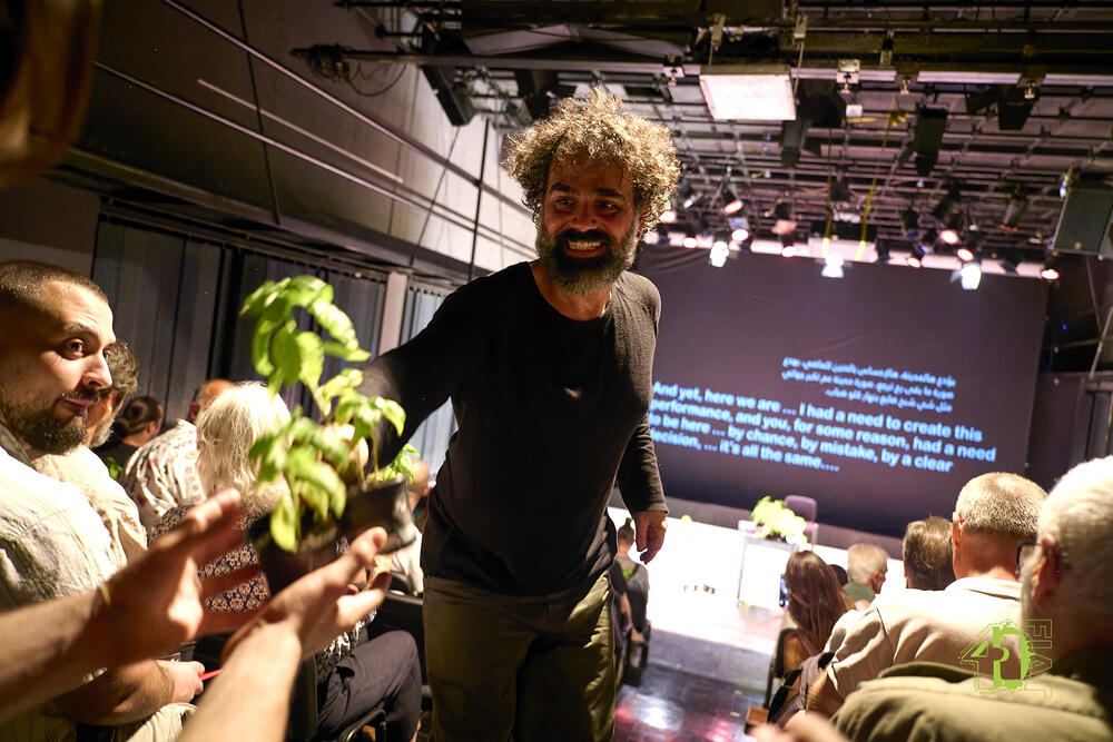 <p>Koreograf i izvođač Omar Rajeh na Festivalu internacionalnog alternativnog teatra FIAT, izveo je intimnu ispovijest, čuvajući je scenskim djelom kao svjedočanstvo istorije i iskustva</p>