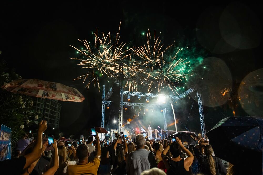 <p>Iako je pomjeranje termina sa kraja avgusta na drugu sedmicu septembra bilo neplanirano, kako su istakli iz TO Budva, pokazalo se da se odlično uklopilo u trend produženja turističke sezone i pozitivne rezultate u odnosu na isti period prethodne godine</p>