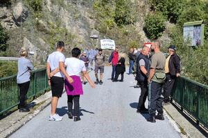 Ponovo blokada na mostu na Tari: Traže odluku države o načinu...
