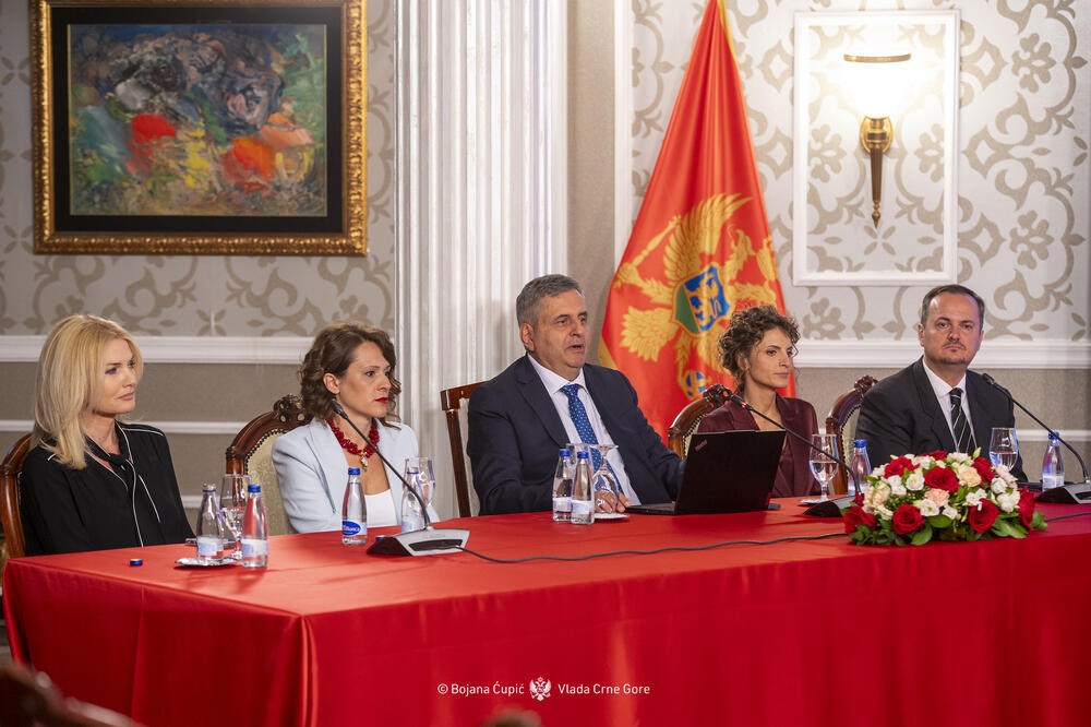 Slaven Radunović sa najbližim saradnicama i saradnikom, Foto: Bojana Ćupić/Vlada Crne Gore