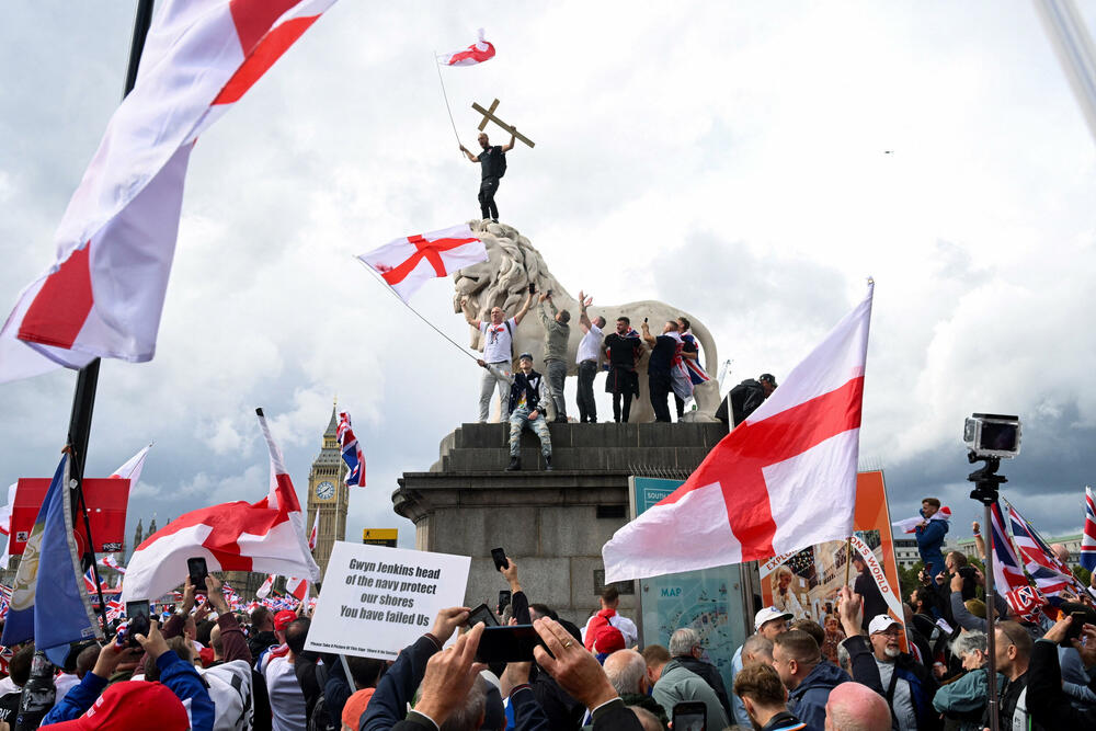 <p>Policija je saopštila da je Robinsonov marš "Ujedinimo Kraljevstvo" okupio oko 110.000 ljudi, koje su držali odvojene od kontraprotesta "Ustanimo protiv rasizma", kome je prisustvovalo oko 5.000</p>