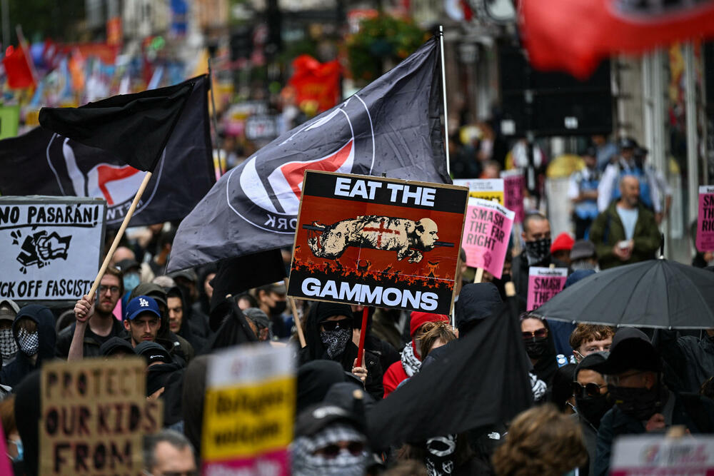 <p>Policija je saopštila da je Robinsonov marš "Ujedinimo Kraljevstvo" okupio oko 110.000 ljudi, koje su držali odvojene od kontraprotesta "Ustanimo protiv rasizma", kome je prisustvovalo oko 5.000</p>