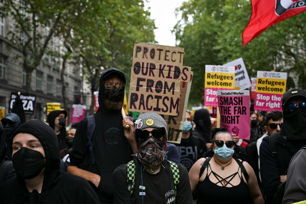 <p>Policija je saopštila da je Robinsonov marš "Ujedinimo Kraljevstvo" okupio oko 110.000 ljudi, koje su držali odvojene od kontraprotesta "Ustanimo protiv rasizma", kome je prisustvovalo oko 5.000</p>