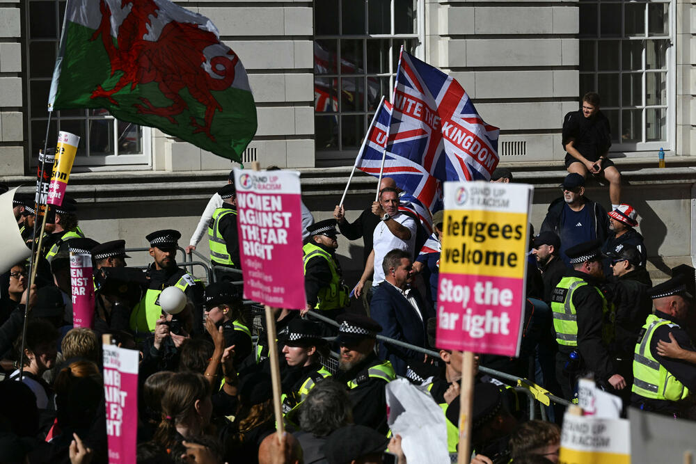 <p>Policija je saopštila da je Robinsonov marš "Ujedinimo Kraljevstvo" okupio oko 110.000 ljudi, koje su držali odvojene od kontraprotesta "Ustanimo protiv rasizma", kome je prisustvovalo oko 5.000</p>