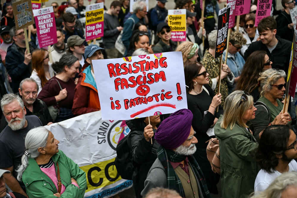 <p>Policija je saopštila da je Robinsonov marš "Ujedinimo Kraljevstvo" okupio oko 110.000 ljudi, koje su držali odvojene od kontraprotesta "Ustanimo protiv rasizma", kome je prisustvovalo oko 5.000</p>