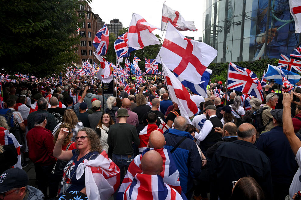 <p>Policija je saopštila da je Robinsonov marš "Ujedinimo Kraljevstvo" okupio oko 110.000 ljudi, koje su držali odvojene od kontraprotesta "Ustanimo protiv rasizma", kome je prisustvovalo oko 5.000</p>