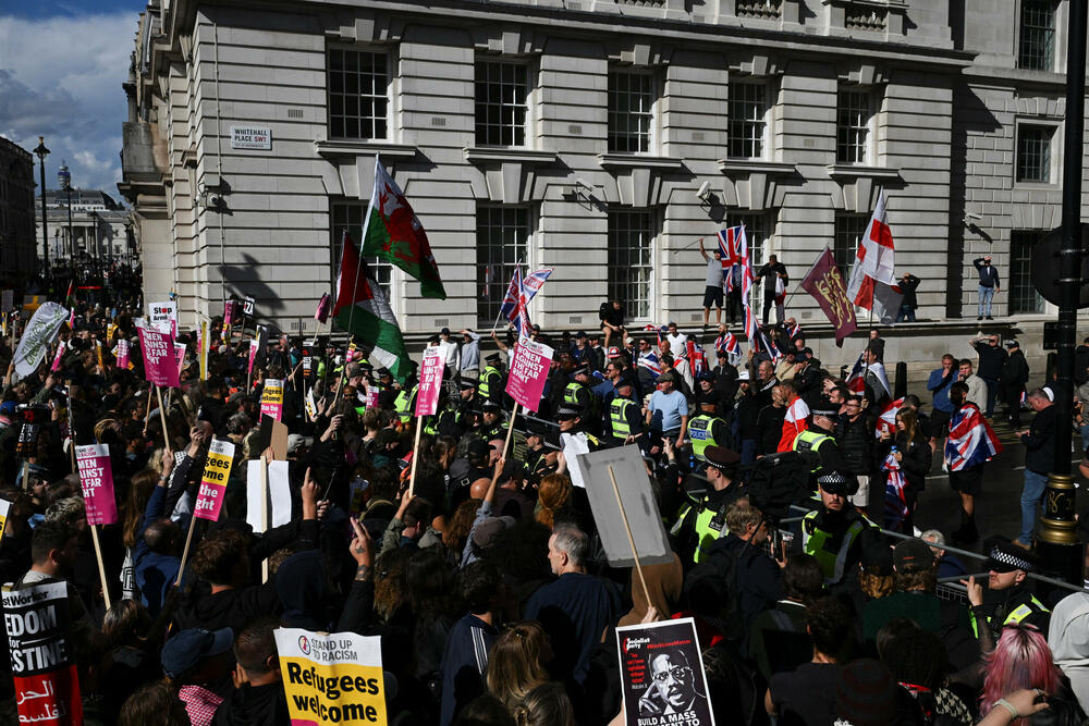 <p>Policija je saopštila da je Robinsonov marš "Ujedinimo Kraljevstvo" okupio oko 110.000 ljudi, koje su držali odvojene od kontraprotesta "Ustanimo protiv rasizma", kome je prisustvovalo oko 5.000</p>
