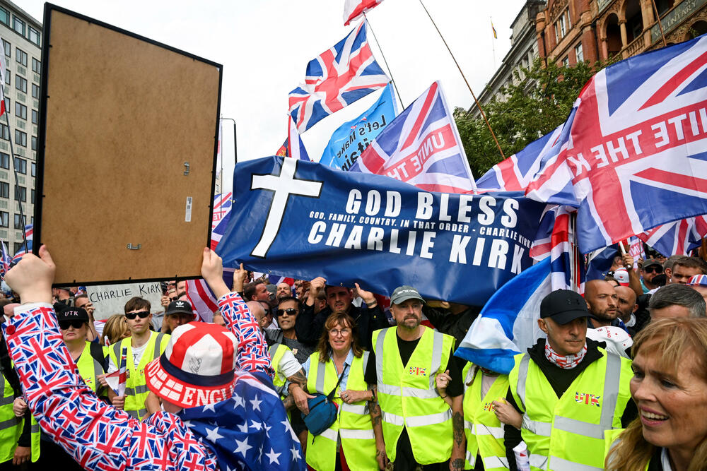 <p>Policija je saopštila da je Robinsonov marš "Ujedinimo Kraljevstvo" okupio oko 110.000 ljudi, koje su držali odvojene od kontraprotesta "Ustanimo protiv rasizma", kome je prisustvovalo oko 5.000</p>