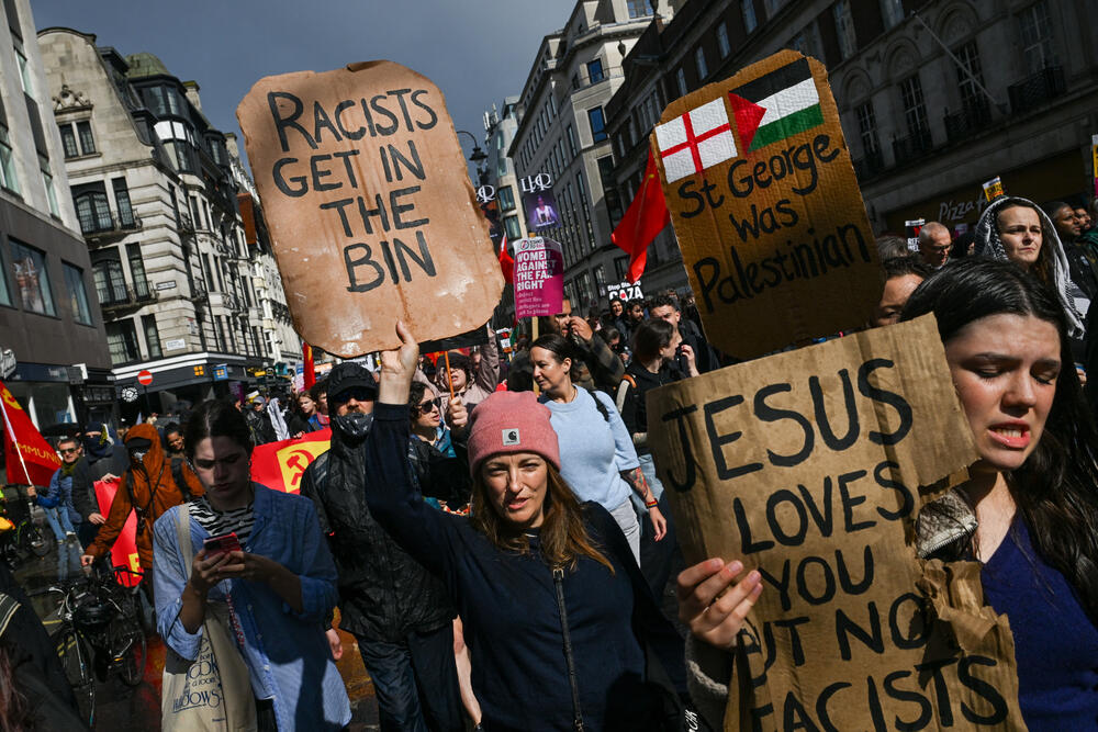 <p>Policija je saopštila da je Robinsonov marš "Ujedinimo Kraljevstvo" okupio oko 110.000 ljudi, koje su držali odvojene od kontraprotesta "Ustanimo protiv rasizma", kome je prisustvovalo oko 5.000</p>