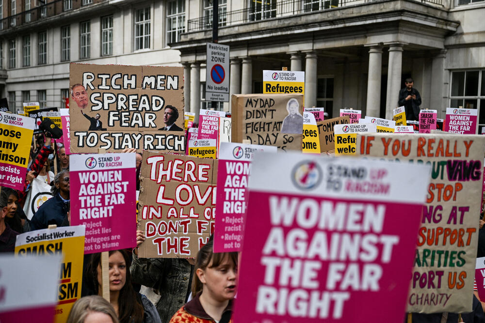 <p>Policija je saopštila da je Robinsonov marš "Ujedinimo Kraljevstvo" okupio oko 110.000 ljudi, koje su držali odvojene od kontraprotesta "Ustanimo protiv rasizma", kome je prisustvovalo oko 5.000</p>