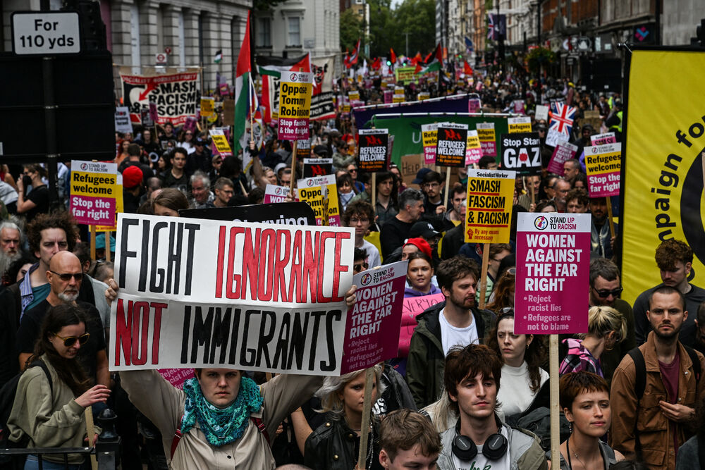 <p>Policija je saopštila da je Robinsonov marš "Ujedinimo Kraljevstvo" okupio oko 110.000 ljudi, koje su držali odvojene od kontraprotesta "Ustanimo protiv rasizma", kome je prisustvovalo oko 5.000</p>