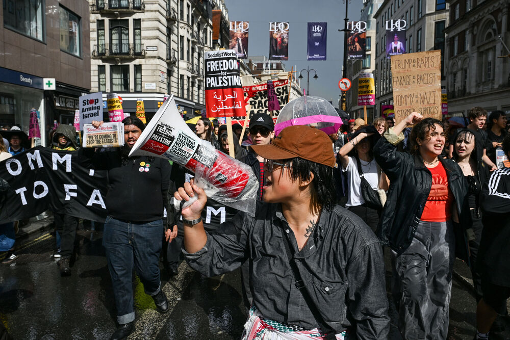 <p>Policija je saopštila da je Robinsonov marš "Ujedinimo Kraljevstvo" okupio oko 110.000 ljudi, koje su držali odvojene od kontraprotesta "Ustanimo protiv rasizma", kome je prisustvovalo oko 5.000</p>