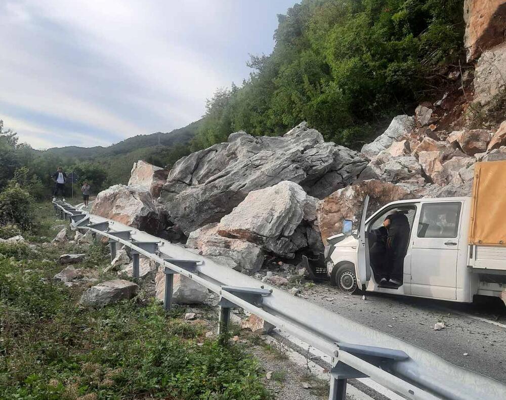Zaradi odrona prekinjen promet na cesti Budva-Cetinje v Črni gori