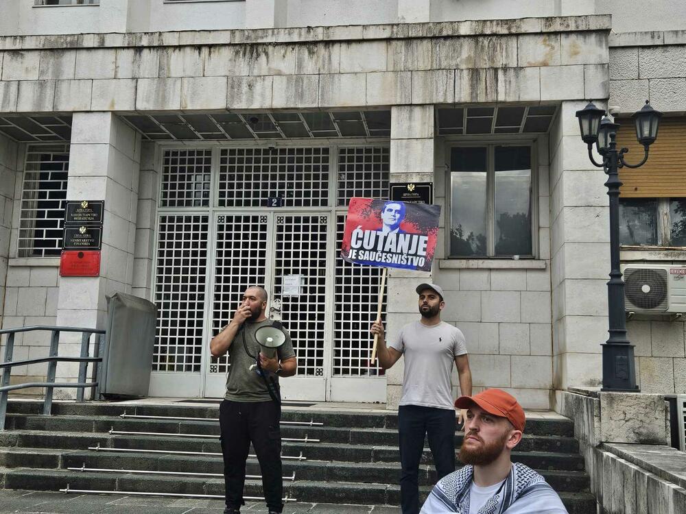 Ispred zgrade Ministarstva vanjskih poslova