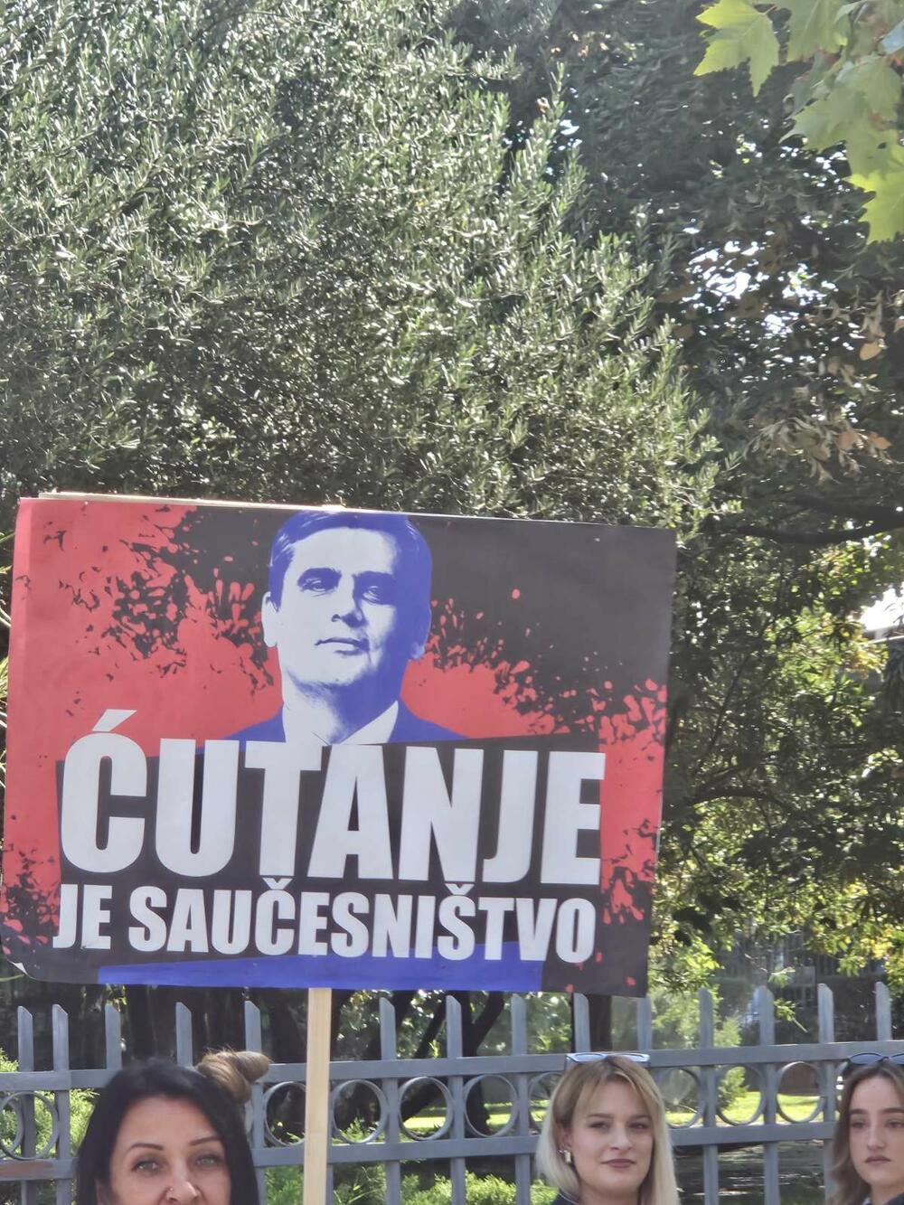 <p>Skup u Podgorici je organizovao Pokret solidarnosti sa Palestinom Crne Gore</p>  <p>Na protestu je učestvovalo više stotina građana</p>