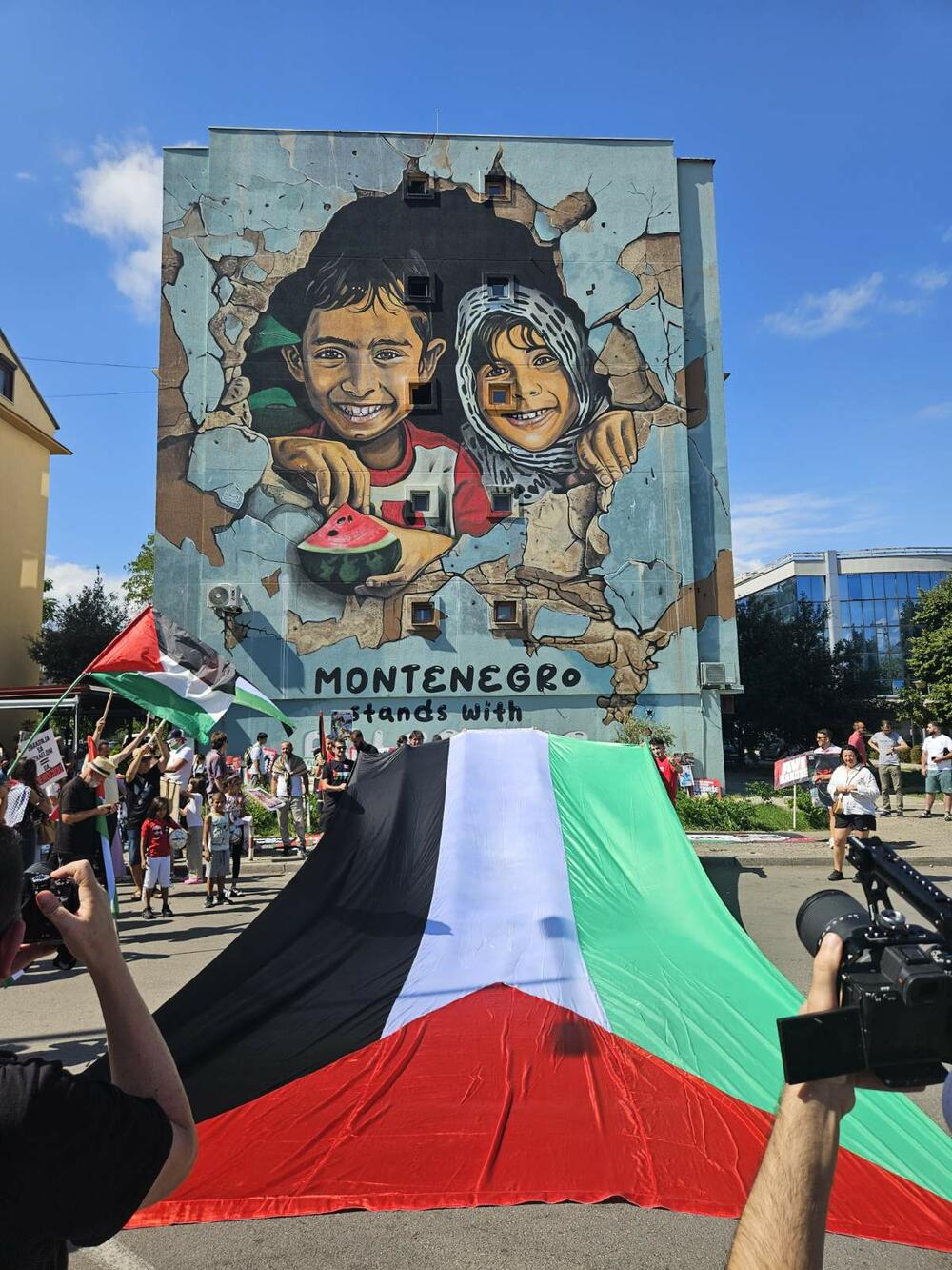 <p>Skup u Podgorici je organizovao Pokret solidarnosti sa Palestinom Crne Gore</p>  <p>Na protestu je učestvovalo više stotina građana</p>