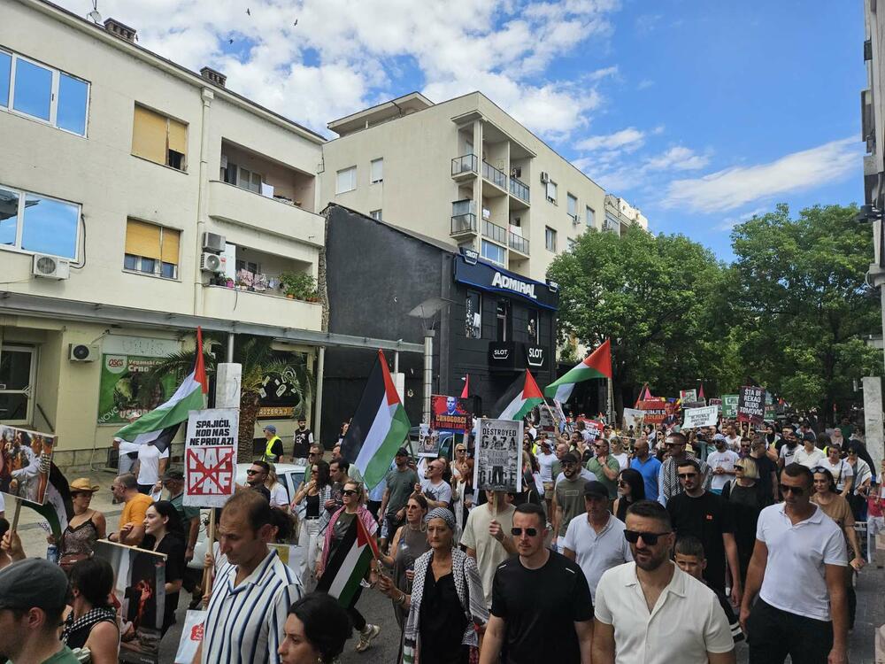 <p>Skup u Podgorici je organizovao Pokret solidarnosti sa Palestinom Crne Gore</p>  <p>Na protestu je učestvovalo više stotina građana</p>