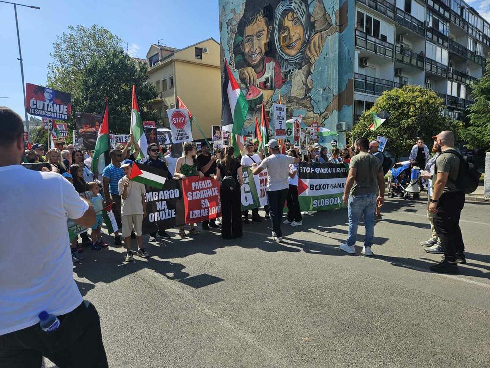 <p>Skup u Podgorici je organizovao Pokret solidarnosti sa Palestinom Crne Gore</p>  <p>Na protestu je učestvovalo više stotina građana</p>