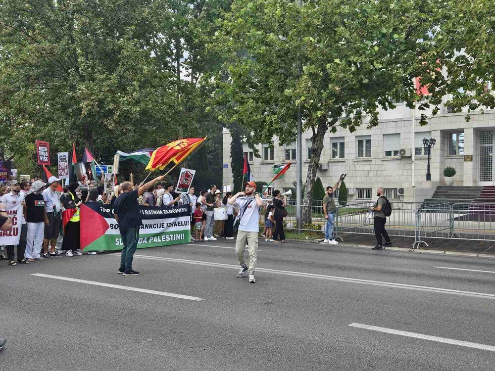 <p>Skup u Podgorici je organizovao Pokret solidarnosti sa Palestinom Crne Gore</p>  <p>Na protestu je učestvovalo više stotina građana</p>