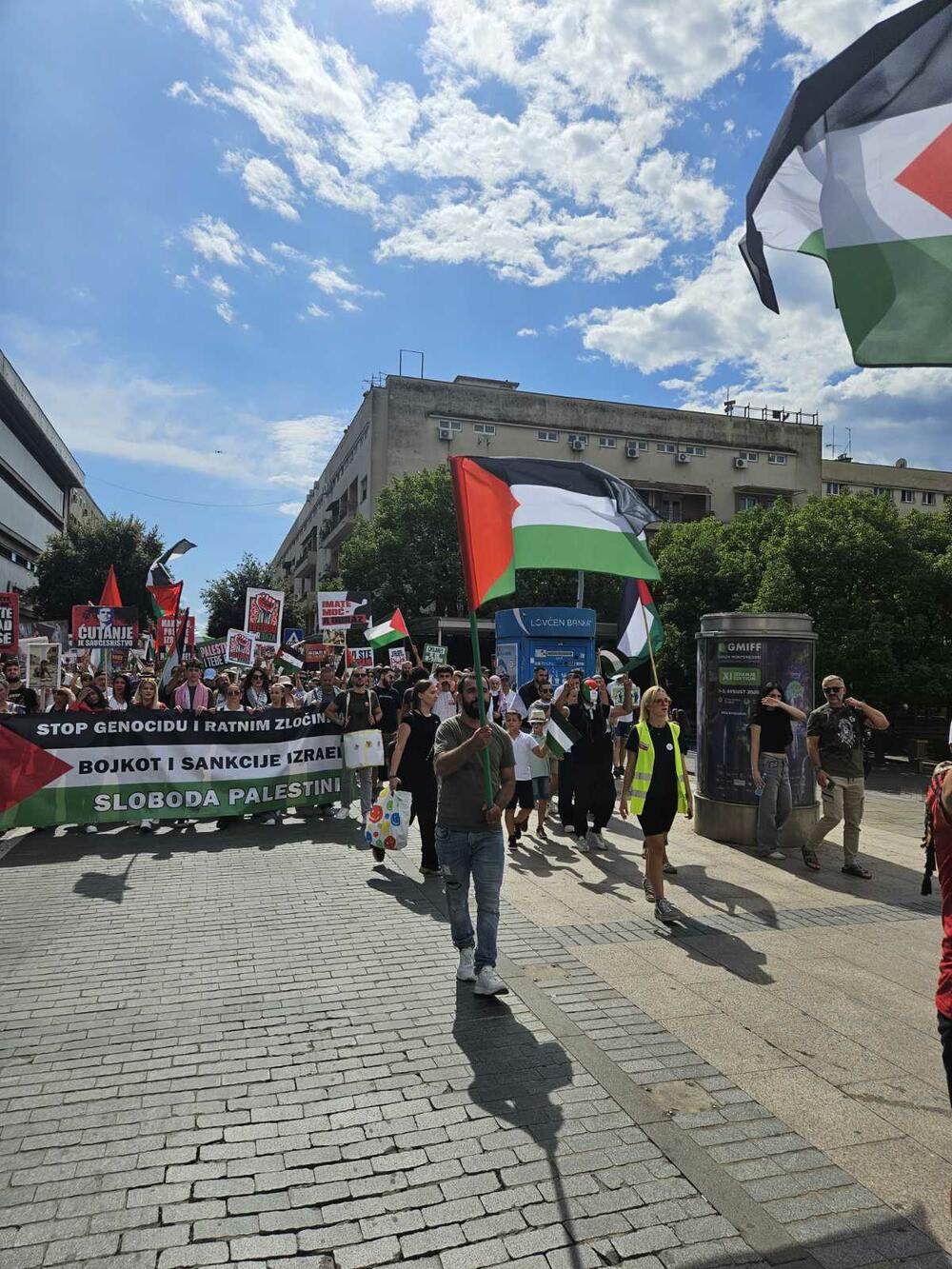 <p>Skup u Podgorici je organizovao Pokret solidarnosti sa Palestinom Crne Gore</p>  <p>Na protestu je učestvovalo više stotina građana</p>