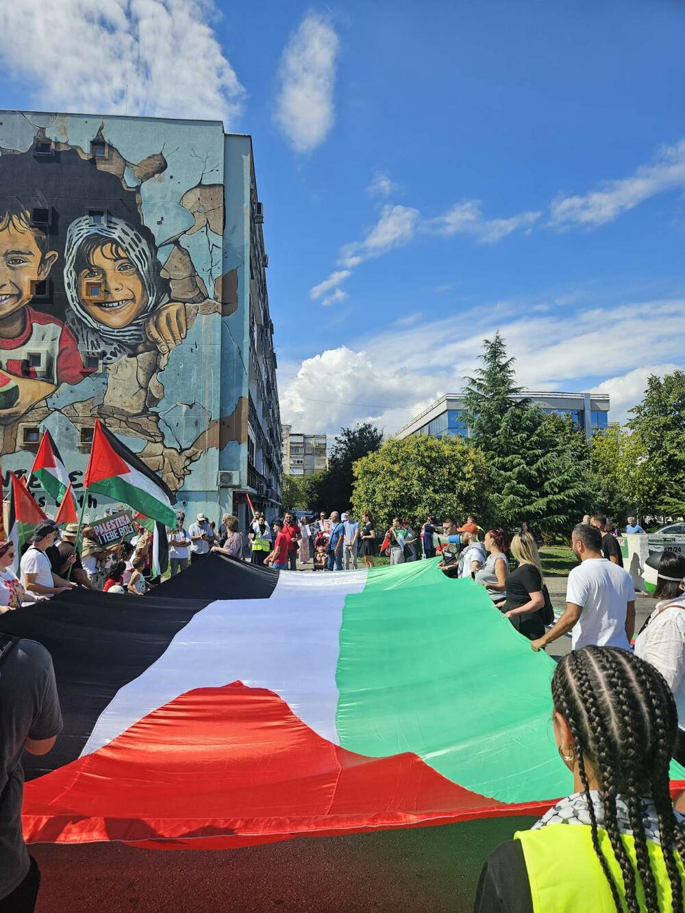 <p>Skup u Podgorici je organizovao Pokret solidarnosti sa Palestinom Crne Gore</p>  <p>Na protestu je učestvovalo više stotina građana</p>