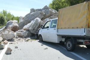 Na putu Cetinje - Budva saobraćaj i dalje obustavljen zbog odrona...