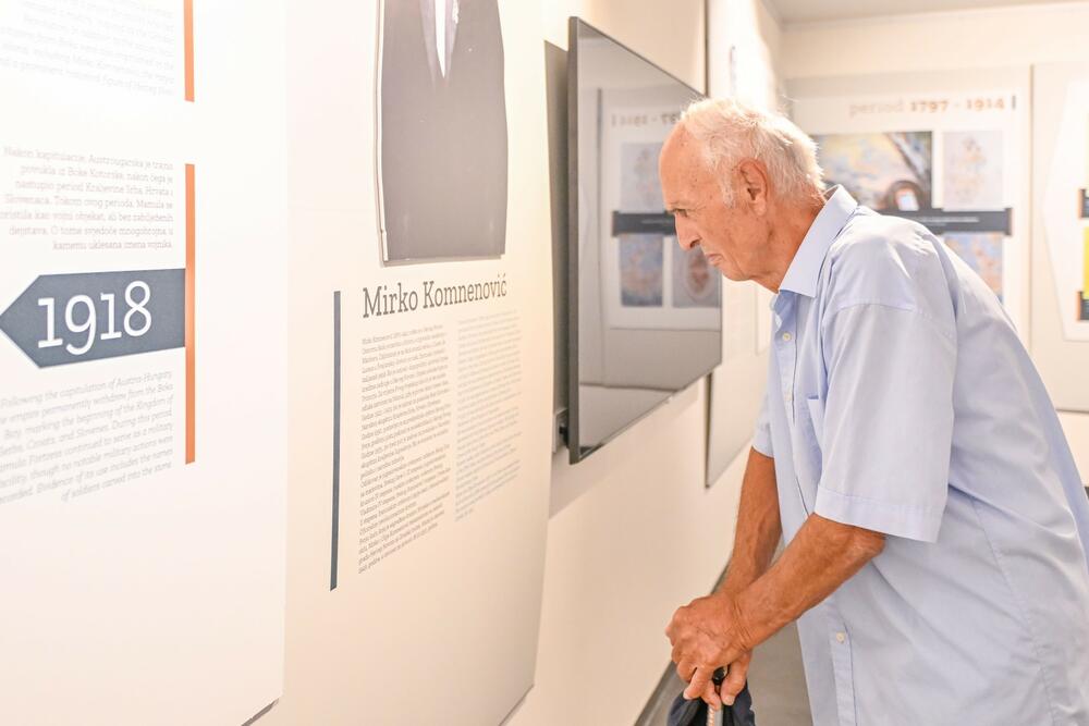 <p>Svečano polaganje vijenaca i podsjećanje na zatočenike iz Boke, istočne Hercegovine i južne Dalmacije tradicionalno i ove godine su organizovali OBNOR Herceg Novi i hotel Mamula Island, uz podršku Mjesne zajednice Luštica, Opštine Herceg Novi i Saveza organizacija boraca NOR 1941–1945.</p>